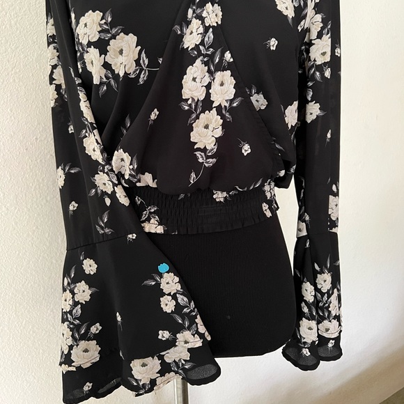 Black floral crop top - Picture 2 of 4